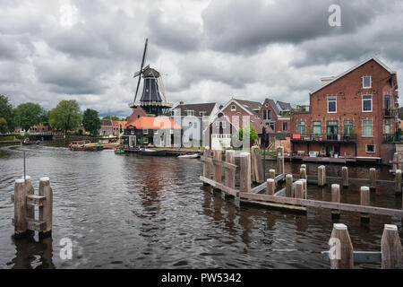 Haarlem, Pays-Bas, le 5 août 2016 : Les huit faces smock mill De Adriaan sur la rivière Spaarne Haarlem dans de Banque D'Images