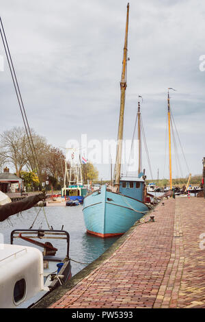 Spakenburg, Pays-Bas, le 9 novembre 2015 : les navires amarrés dans le port de l'ancien village de pêcheurs Spakenburg aux Pays-Bas Banque D'Images