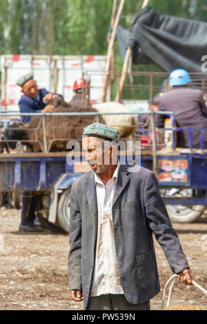 Kashgar, Xinjiang, Chine - 16 septembre 2018 : premier homme à l'ouïghour du bétail dimanche Bazaar et à Kashgar, marché ou Kashi, la Chine. Banque D'Images