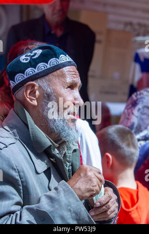 Kashgar, Xinjiang, Chine - 16 septembre 2018 : à l'homme Uyghur Aîné Dimanche Bazaar à Kashgar, ou Kashi, la Chine. Banque D'Images