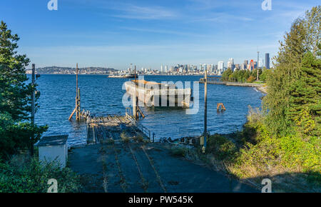 Une vue de la Seattle skyline de Jack Black Park dans l'Ouest de Seattle, Washington. Banque D'Images