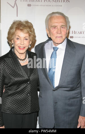 Anne Douglas, Kirk Douglas 10/11/05 La Fondation du coeur Gala Anne Douglas et Kirk Douglas @ Beverly Hilton Hotel, Los Angeles Photo de Fuminori Kaneko/HNW / PictureLux 33683 Numéro de référence de dossier 042HNWPLX Banque D'Images