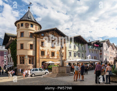 La place du marché (Marktplatz) à Berchtesgaden avec fontaine du marché et Hirschenhaus (Deer House), Bavière, Allemagne Banque D'Images