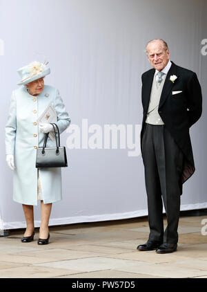 La reine Elizabeth II et le duc d'Édimbourg quittent après le mariage de la princesse Eugenie d'York et Jack Brooksbank dans la Chapelle St George, le château de Windsor. Banque D'Images