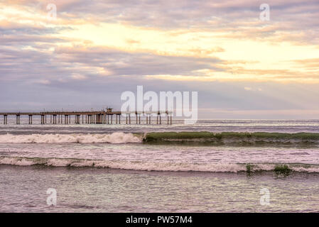 San Diego, Californie, USA. Octobre matin soleil sur plage sur l'océan avec l'océan Beach Pier en arrière-plan. Banque D'Images