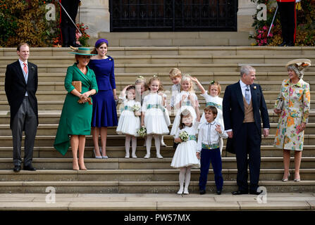 Sarah, duchesse d'York et la Princesse Béatrice, le Prince Andrew, duc de York, Thomas Brooksbank, les demoiselles et les garçons page, dont le Prince George et la Princesse Charlotte, partir après le mariage royal de la princesse Eugénie et son mari Jack Brooksbank à la Chapelle St George dans le château de Windsor. Banque D'Images