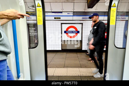 Métro de Londres train s'est arrêté à la station Green Park, London, England, UK. Banque D'Images