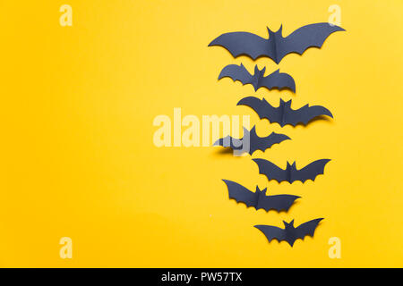 Chauve-souris vampire papier Halloween décorations sur un fond orange. Banque D'Images