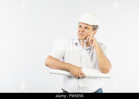 Male construction worker dans une chemise blanche et un casque. fatigué ou pensive builder. pas heureux ou homme mauvais Banque D'Images