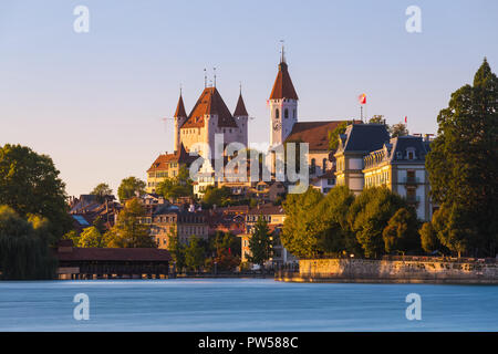 Château de Thoune (en allemand : Schloss Thun) est un château dans la ville de Thoune, dans le canton suisse de Berne, Suisse. Il a été construit au 12ème siècle, aujourd'hui Banque D'Images