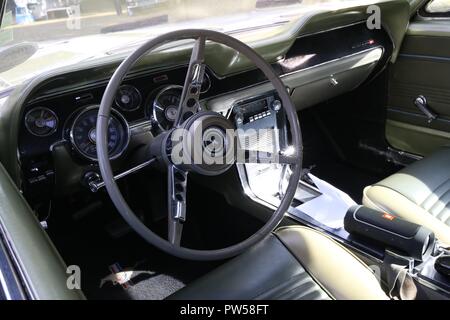 Dans le cockpit d'une Ford Mustang au Château de Neuville à Gambais (78) - France. Banque D'Images