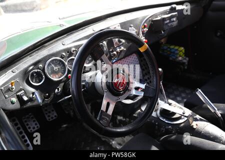 Dans le cockpit d'un MGB GT au Château de Neuville à Gambais (78) - France. Banque D'Images