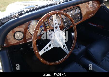Dans le cockpit d'un Morgan Plus 8 au Château de Neuville à Gambais (78) - France. Banque D'Images