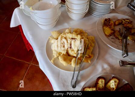 Une assiette de frites fraîchement cuites petula boules de pâte à berat Albanie hotel Banque D'Images