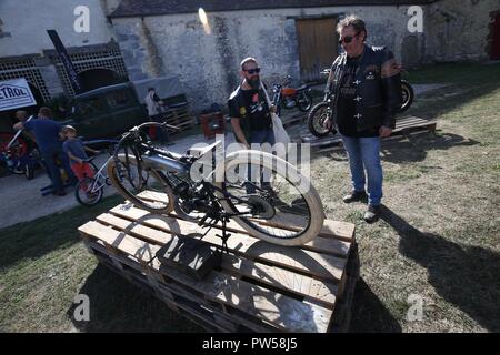 La main d'Harley Davidson Racer au Château de Neuville à Gambais (78) - France. Banque D'Images