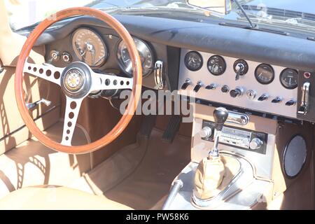 Dans le cockpit d'un E Type Jaguar au Château de Neuville à Gambais (78) - France. Banque D'Images