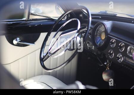 Dans le cockpit d'une Ford V8 au Château de Neuville à Gambais (78) - France. Banque D'Images