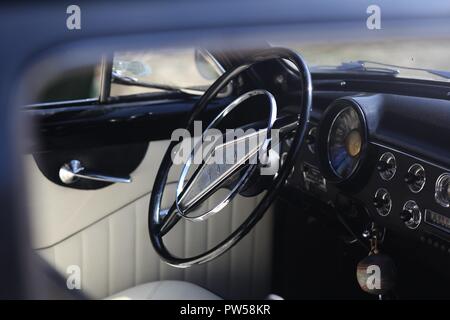 Dans le cockpit d'une Ford V8 au Château de Neuville à Gambais (78) - France. Banque D'Images
