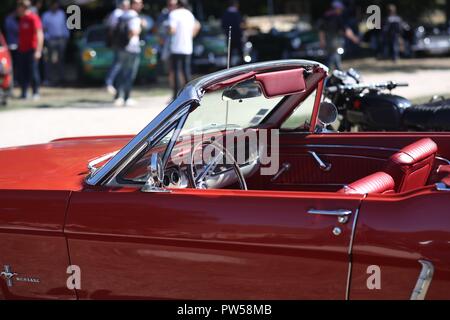 Dans le cockpit d'une Ford Mustang au Château de Neuville à Gambais (78) - France. Banque D'Images