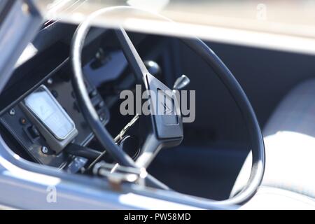 Dans le cockpit d'une Citroën 2CV au Château de Neuville à Gambais (78) - France. Banque D'Images