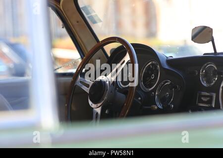 Dans le poste de pilotage d'une Aston Martin DB4 au Château de Neuville à Gambais (78) - France. Banque D'Images