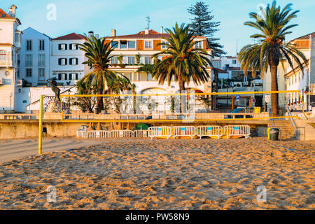Vide de beach-volley à Praia do Ribeiro, Cascais, Portugal juste après le lever du soleil Banque D'Images