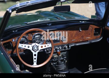 Dans le cockpit d'un MGC GT au Château de Neuville à Gambais (78) - France. Banque D'Images