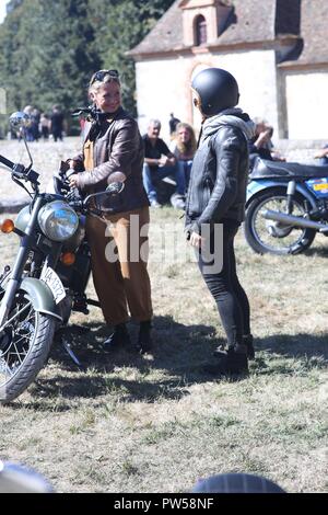 Mère et fille sur une Royal Enfield d'arriver au Château de Neuville à Gambais (78) - France. Banque D'Images