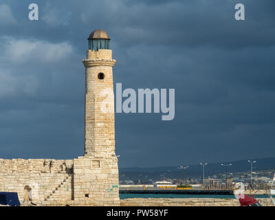 (Vieux port vénitien) avec phare à Rethymno, Crète, Grèce Banque D'Images