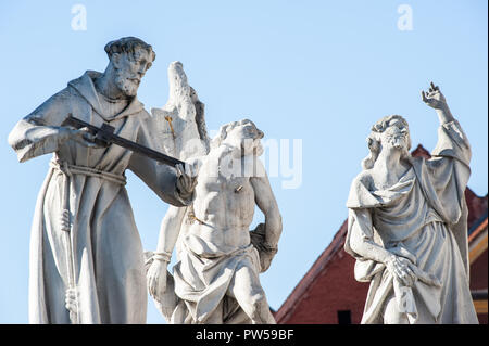 Un détail de la statues de marbre blanc qui entoure la colonne de la peste à Maribor, Slovénie Banque D'Images