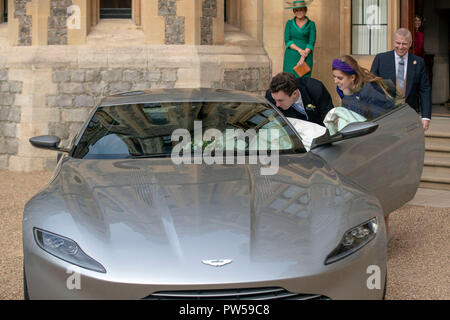 La princesse Eugénie et Jack Brooksbank Princesse Béatrice et aider la princesse Eugénie dans sa voiture alors qu'elle quitte le château de Windsor après son mariage pour une réception en soirée au Royal Lodge. Banque D'Images