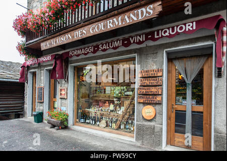 VALTOURNACHE - 18 SEPT : produits alimentaires locaux sont exposées dans une boutique d'aliments traditionnels à Breuil Cervinia, Italie, le 18 septembre 2011 Banque D'Images
