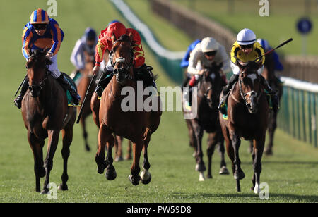 Iridessa monté par Wayne Lordan (deuxième à gauche) gagne le pari365 Pouliches' Mile au cours de la première journée de l'avenir de Dubaï festival des champions à Newmarket Racecourse. Banque D'Images