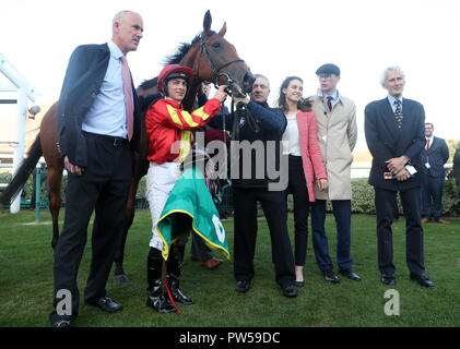 Wayne Lordan (deuxième à gauche) pose avec Iridessa et formateur Joseph O'Brien (deuxième à droite) après avoir gagné le pari365 Pouliches' Mile au cours de la première journée de l'avenir de Dubaï festival des champions à Newmarket Racecourse. Banque D'Images