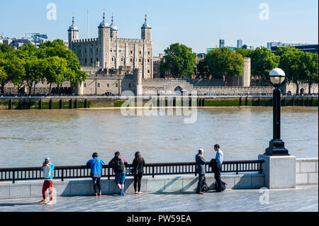 Londres, Royaume-Uni - 19 AOÛT 20 : les gens profiter de la vue sur la Tour de Londres et la Tamise à Londres, Royaume-Uni, le 20 août 2013. Le château a été utilisé comme un f Banque D'Images