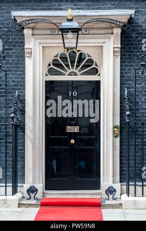 Londres - JUN 16 : porte d'entrée de 10 Downing Street à Londres le 16 juin 2013. La rue a été construit dans les années 1680 par Sir George Downing et est maintenant e Banque D'Images
