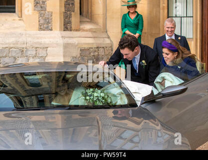 La princesse Eugénie et Jack Brooksbank Princesse Béatrice et aider la princesse Eugénie dans sa voiture alors qu'elle quitte le château de Windsor après son mariage pour une réception en soirée au Royal Lodge. Banque D'Images