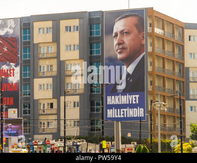 Istanbul, septembre 2018 : Tirkey, quatre étages gigantesques de l'affiche avec le président turc Erdogan inscription 'règle est la nation" Banque D'Images