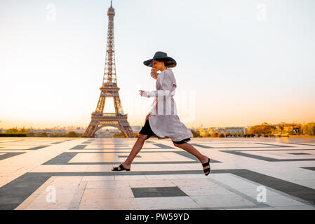 Femme sautant sur la célèbre place avec très belle vue sur la Tour Eiffel tôt le matin à Paris Banque D'Images