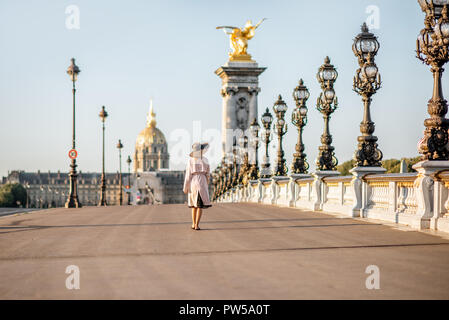 Vue sur le célèbre pont Alexandre avec belle femme marcher pendant le matin voir à Paris Banque D'Images