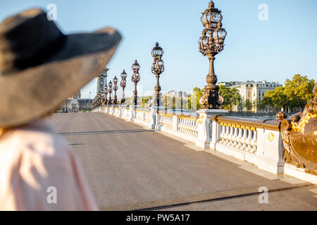 Femme à la recherche sur le célèbre pont Alexandre avec de belles lanternes dans Paris Banque D'Images