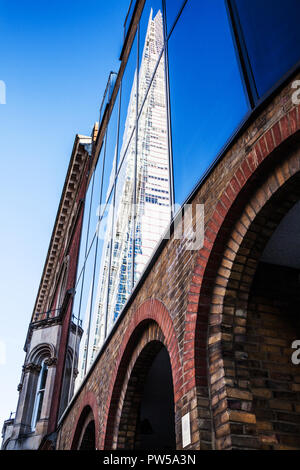 Le Shard à Londres compte dans un autre bâtiment. Banque D'Images