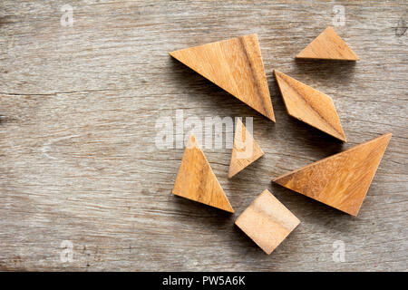 Casse-tête Tangram attendre pour terminer sur fond de table en bois Banque D'Images