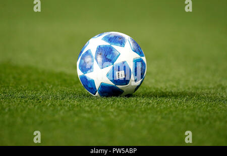 Une vue générale de l'Adidas Finale 18 Match Ball sur le terrain au cours de l'UEFA Champions League, groupe H match à Old Trafford, Manchester. Banque D'Images
