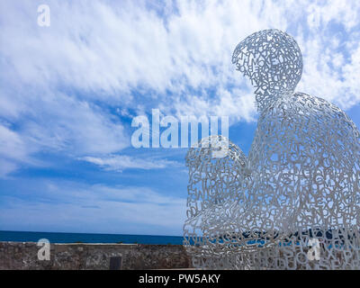 La Normande sculpture de Jaume Plensa sur le mur du port à Antibes Banque D'Images