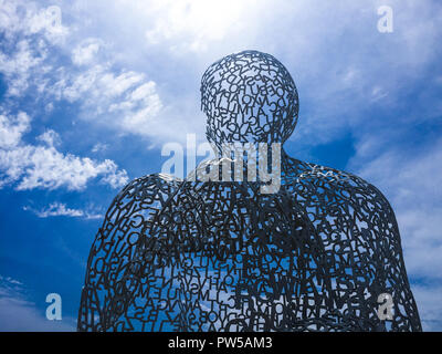 La Normande sculpture de Jaume Plensa sur le mur du port à Antibes Banque D'Images