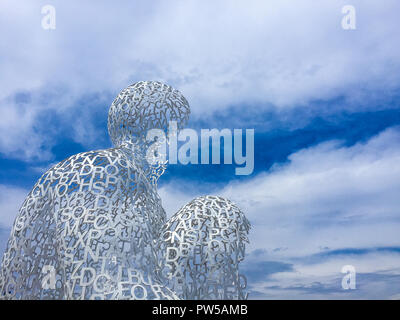 La Normande sculpture de Jaume Plensa sur le mur du port à Antibes Banque D'Images