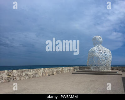 La Normande sculpture de Jaume Plensa sur le mur du port à Antibes Banque D'Images