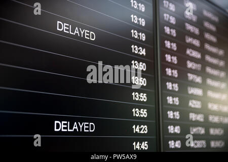 L'heure d'embarquement écrans de moniteur - calendrier conseils. Arrivées et départs Moniteurs pour vérifier le statut d'un vol sur l'aéroport. Retard de l'inscription. Banque D'Images