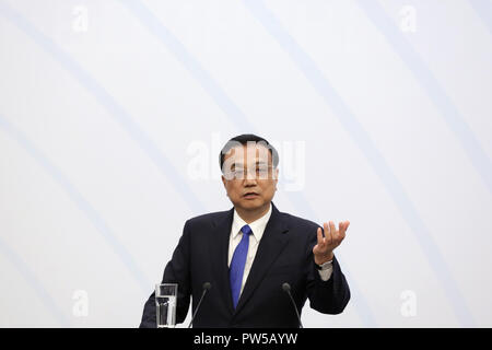Sofia, Bulgarie - 7 juillet, 2018 : Premier Ministre de la République populaire de Chine Li Keqiang prend la parole lors d'une conférence de presse à la 7e S Banque D'Images